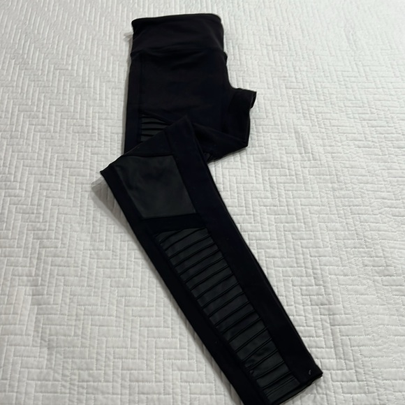 Alo Moto Biker Leggings
Size Small - Picture 5 of 6